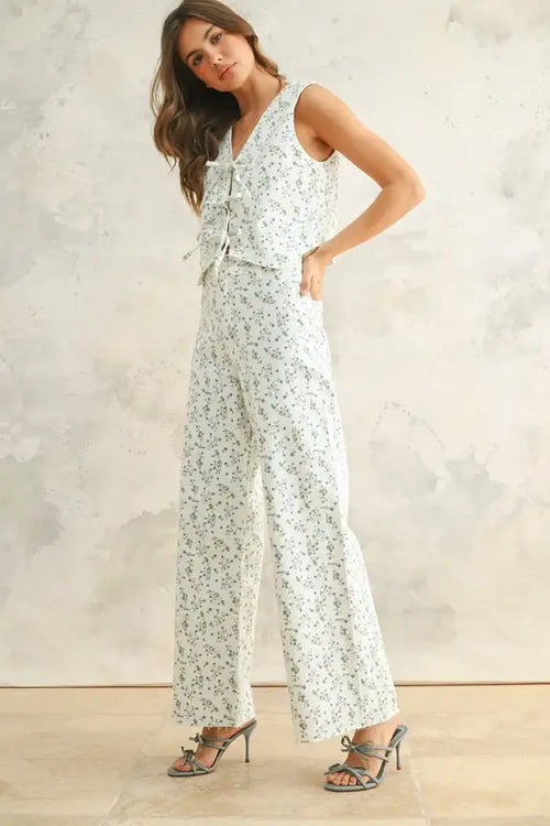 Floral print stretched pants and matching two-piece outfit for a stylish look