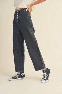 High-waisted black jeans with button fly and Converse, ideal button washed cotton high rise pants