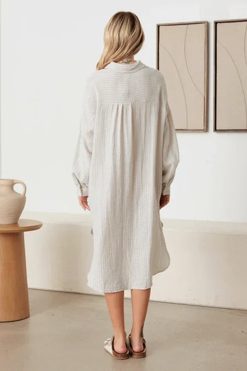 Loose-fitting white shirt dress in lightweight linen, ideal for women’s boho chic clothing