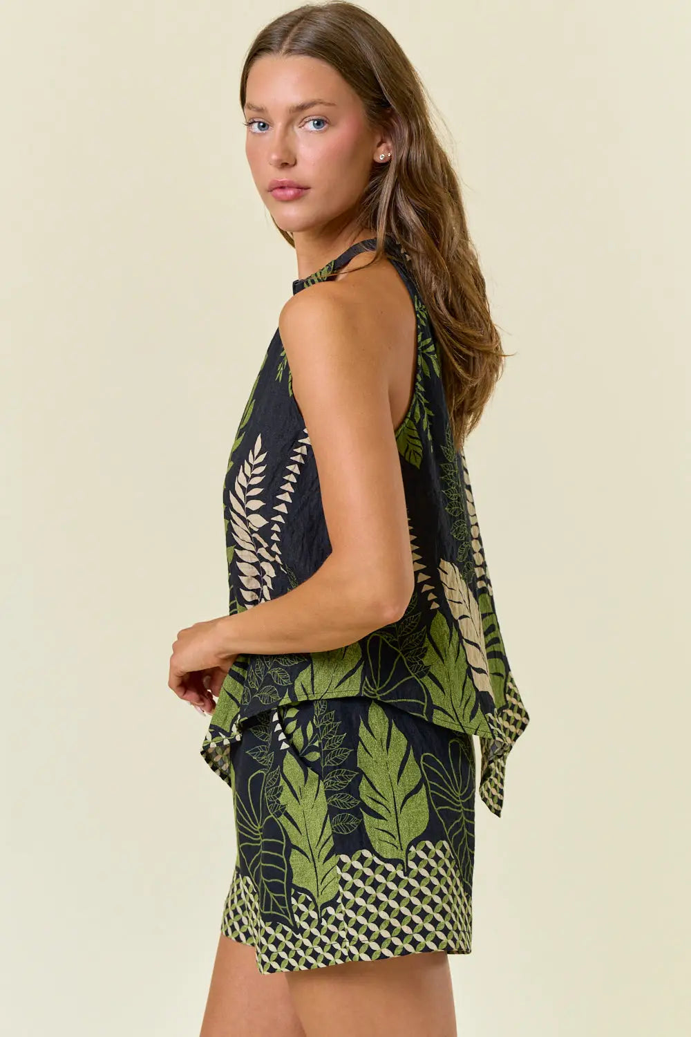 Leaf-patterned border palm tree tropical halter top and shorts set for summer wear