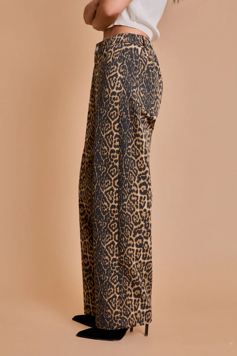 Leopard twill pants in animal print leopard design for stylish wide-leg fashion