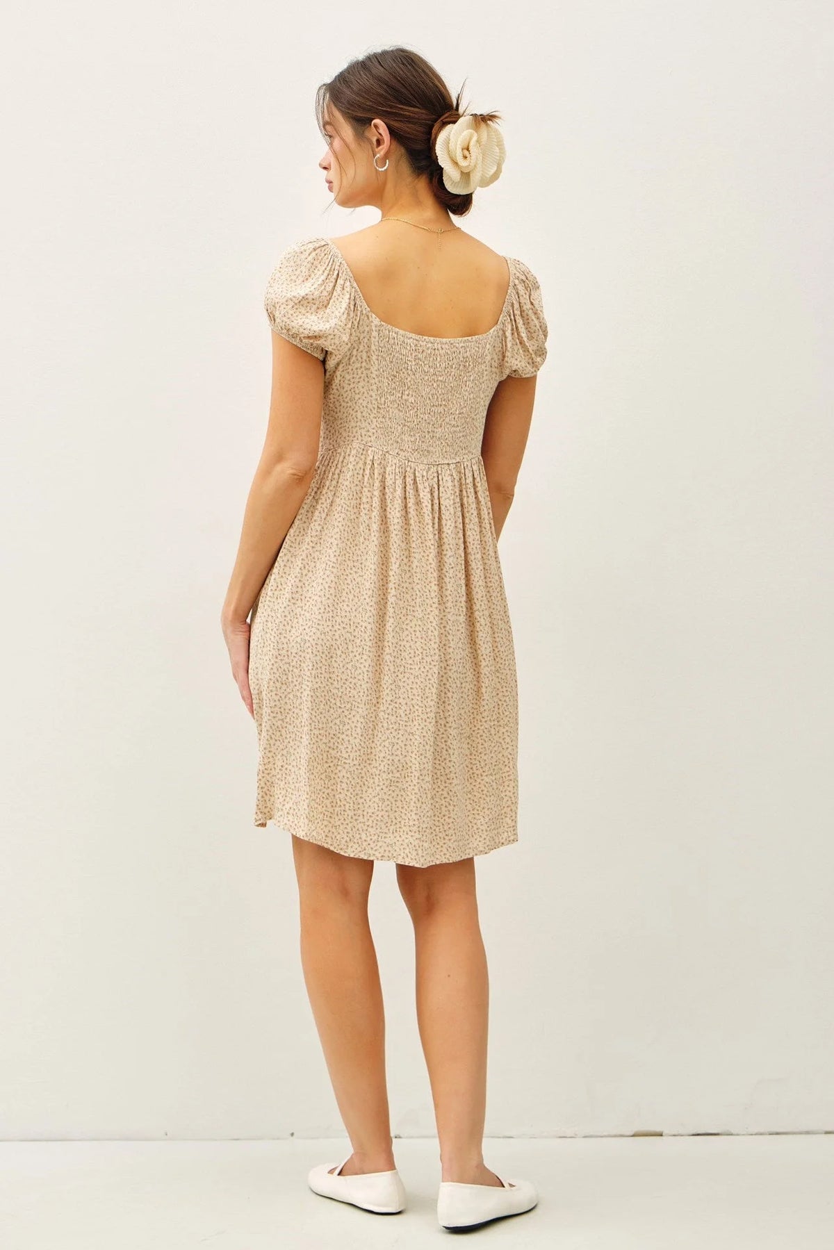 Light beige floral print mini dress with puff sleeves, ideal for women’s boho chic clothing
