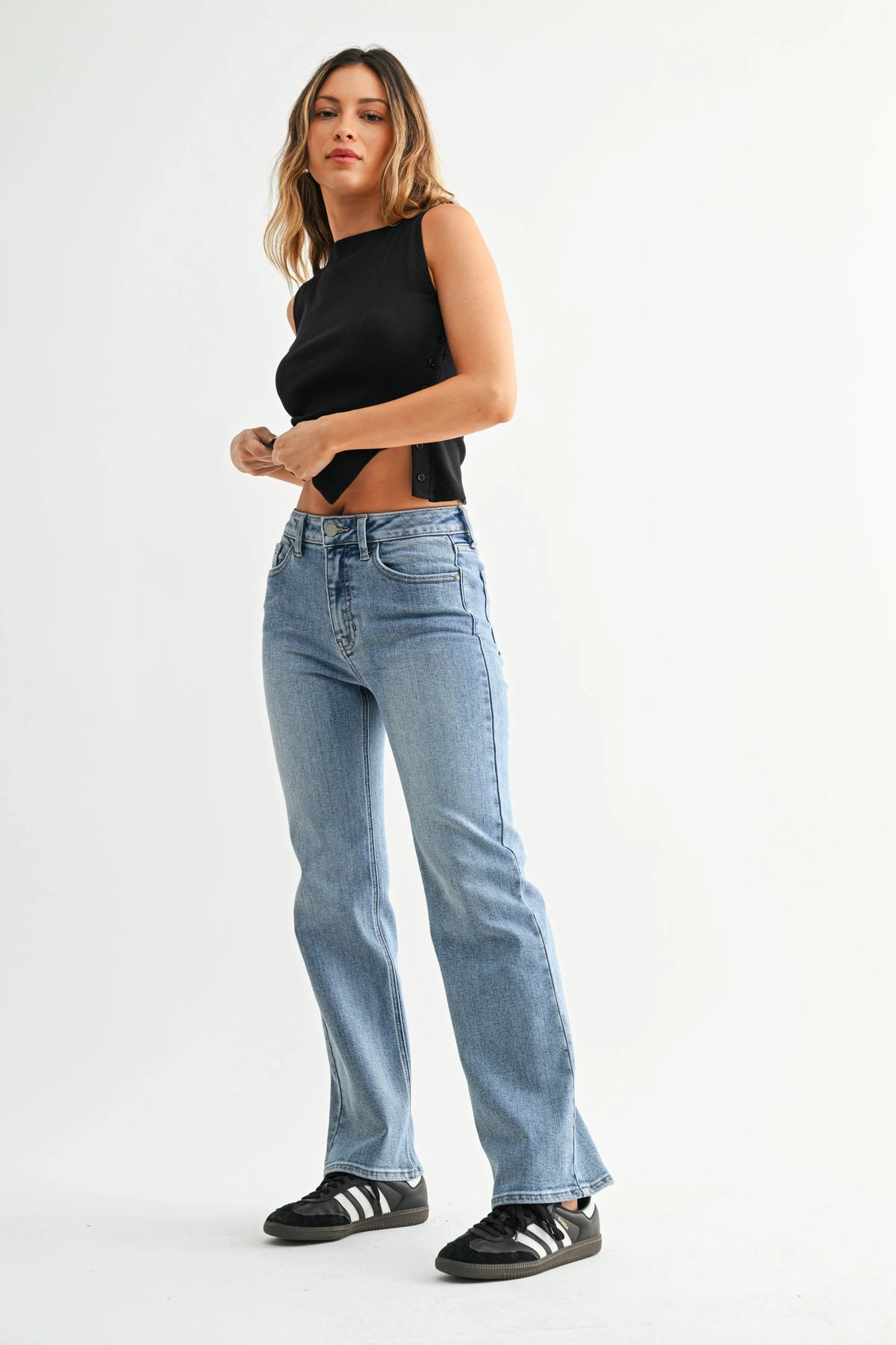Mid rise straight leg denim jean in light blue, high-waisted casual fit
