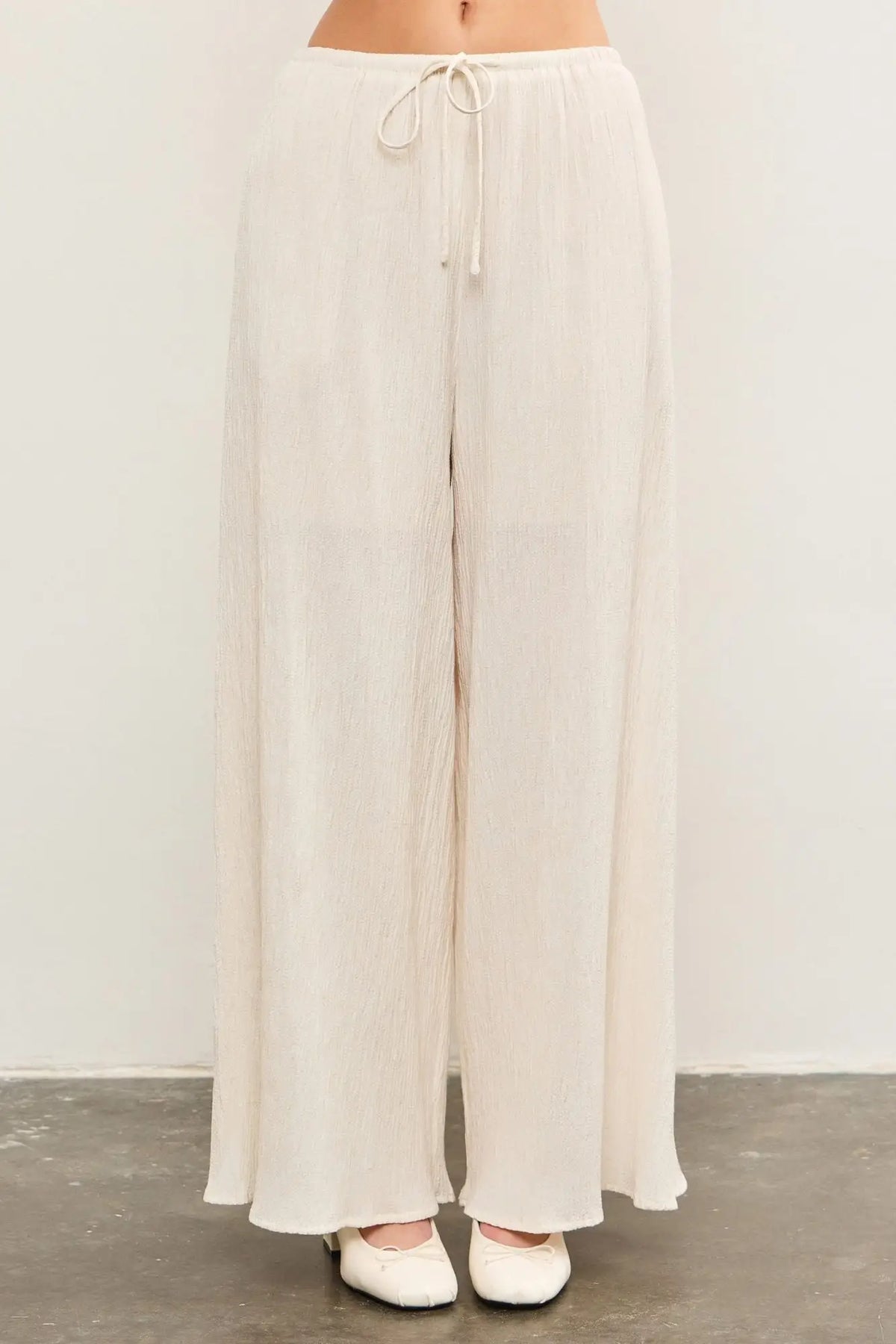 Flowing light-colored elastic waist wide leg pants for a stylish and comfortable look