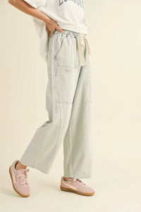 Light-colored stripe washed barrel shaped pants with pockets for a stylish casual look