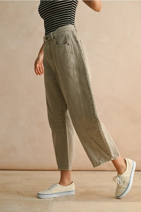 Loose-fitting light olive green barrel cotton pants with high waist and white sneakers