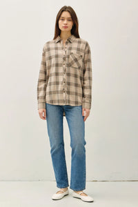 Long-sleeved classic cotton small plaid shirt with collar and chest pocket in beige and brown