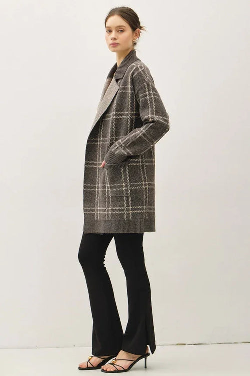 Plaid jacquard open coatigan in black and white check pattern