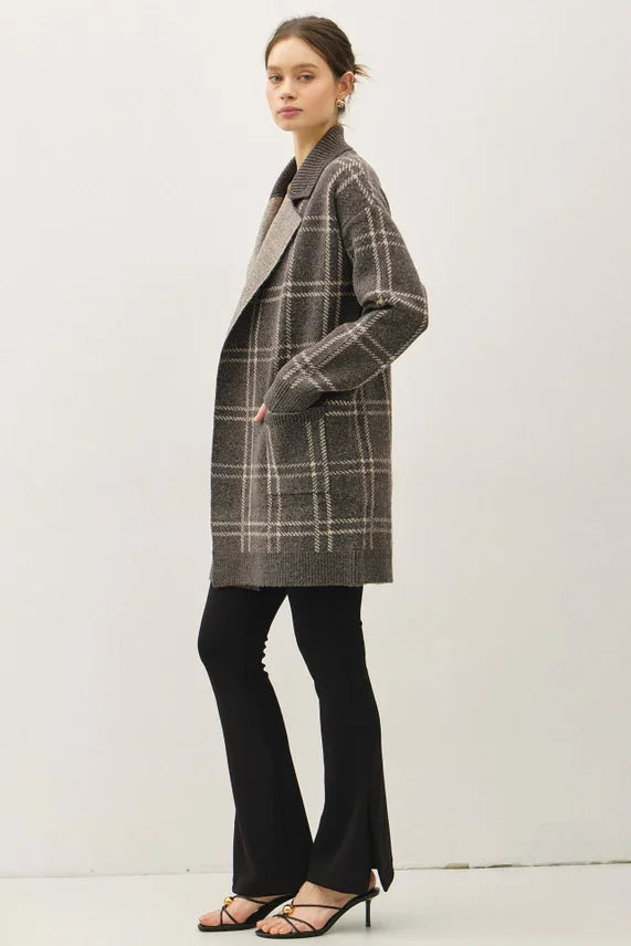 Plaid jacquard open coatigan in black and white check pattern