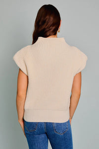 Short-sleeved cream knit sweater over blue jeans from Shop Daisy, ideal for women’s boho chic clothing