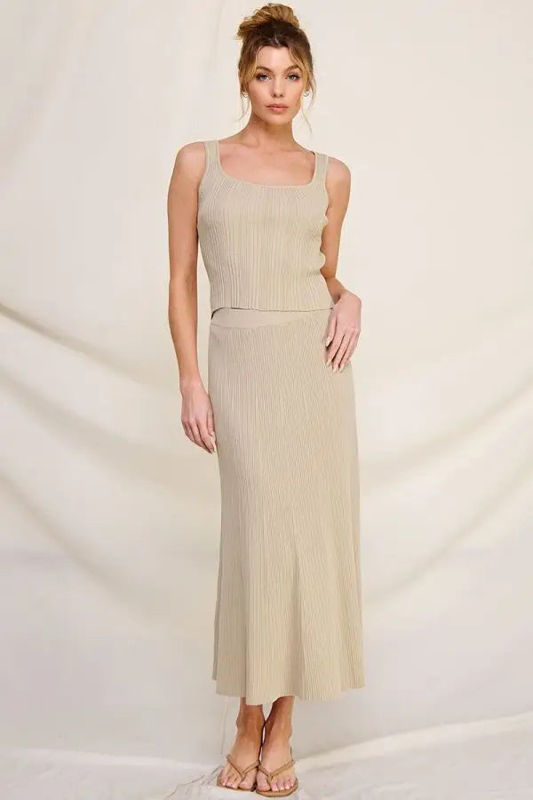 Sleeveless beige midi dress with a square neckline in knitted variegated rib design