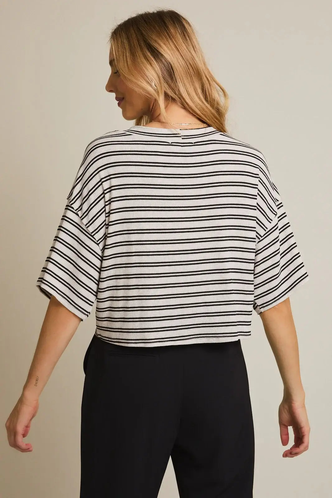 Striped cropped t-shirt with round neck and short sleeves, perfect for women’s boho chic clothing