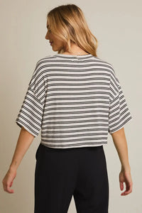 Striped cropped t-shirt with round neck and short sleeves, perfect for women’s boho chic clothing