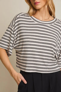 Striped cropped t-shirt with round neck and short sleeves, perfect for women’s boho chic clothing