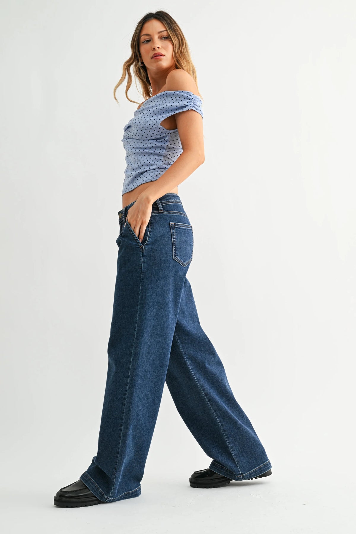 Mid rise relaxed straight trouser in dark blue denim with high waist