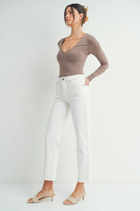 Woman in CLEAN STRETCH STRAIGHT outfit, showcasing boho style with fitted top and white pants