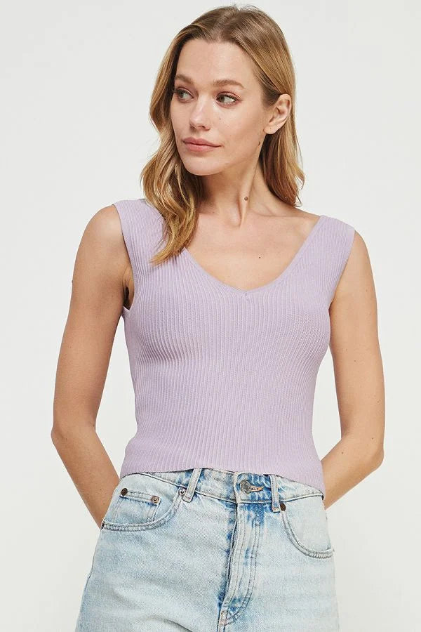 Woman in light purple sleeveless top and light blue jeans, showcasing Bodycon Techno Rib