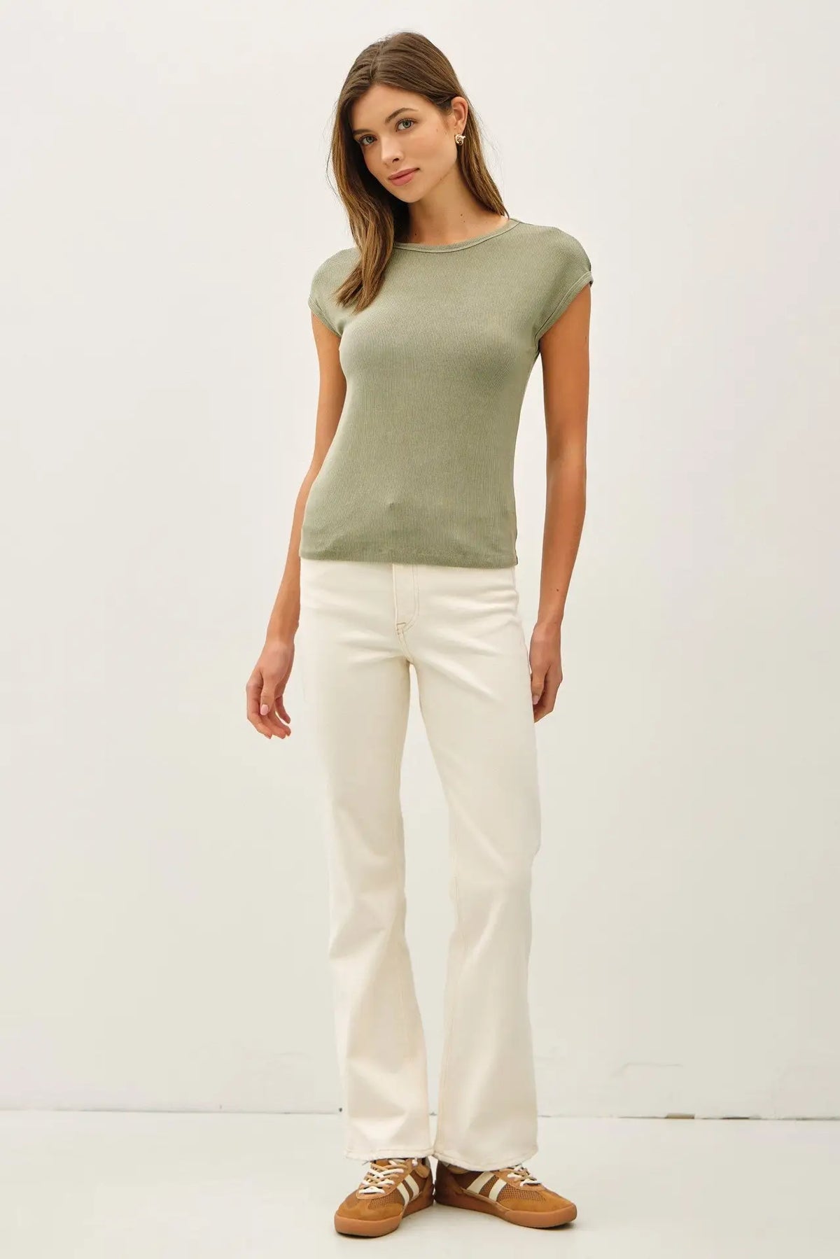 Woman wearing a ribbed cap sleeve T-shirt with white jeans, stylish and comfortable fashion
