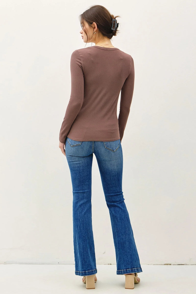 Women’s washed basic scoop neck ribbed shirt with blue flare jeans