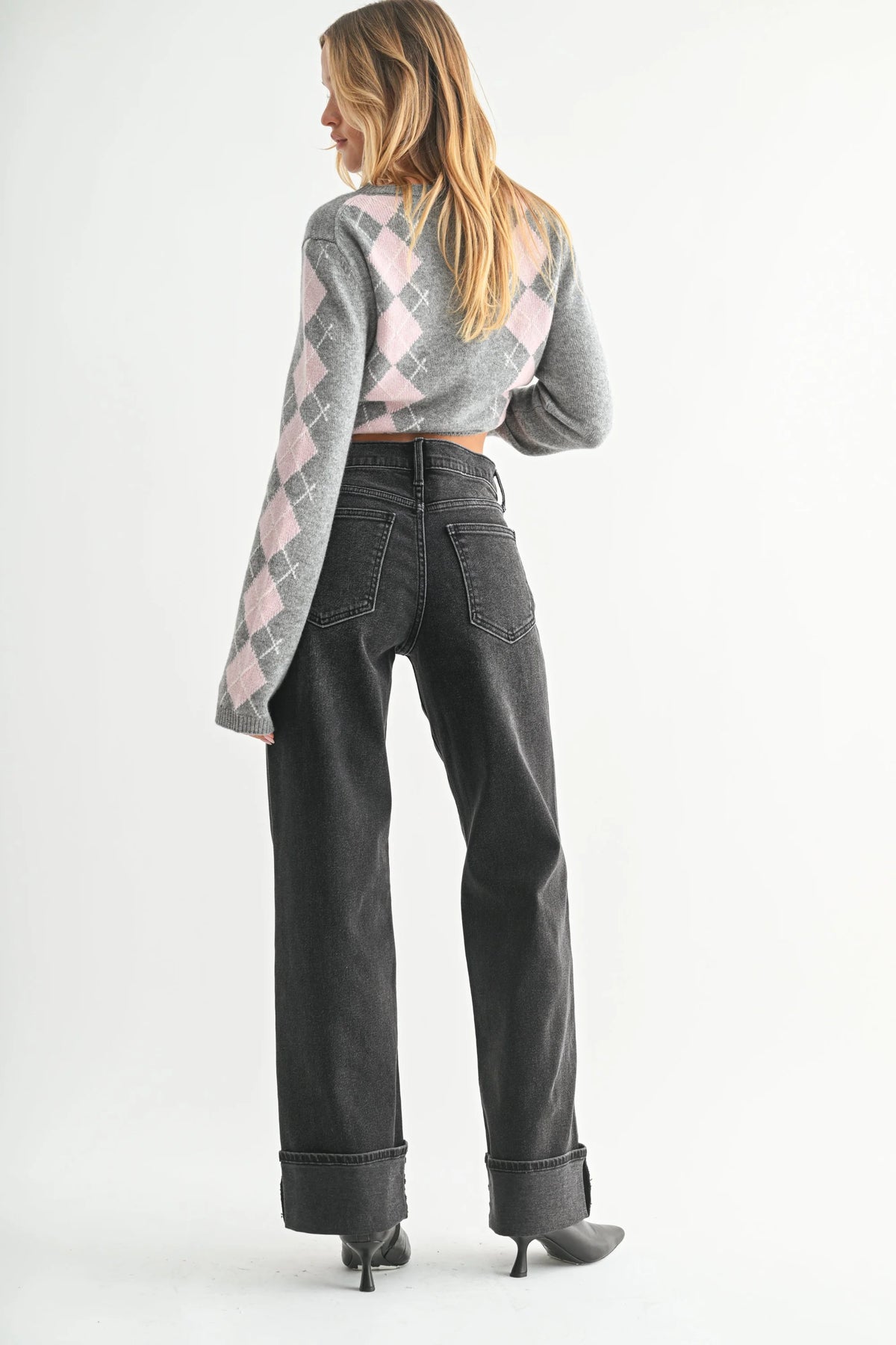 Women’s cropped gray argyle sweater with light pink diamonds for high rise cuffed wide leg jeans