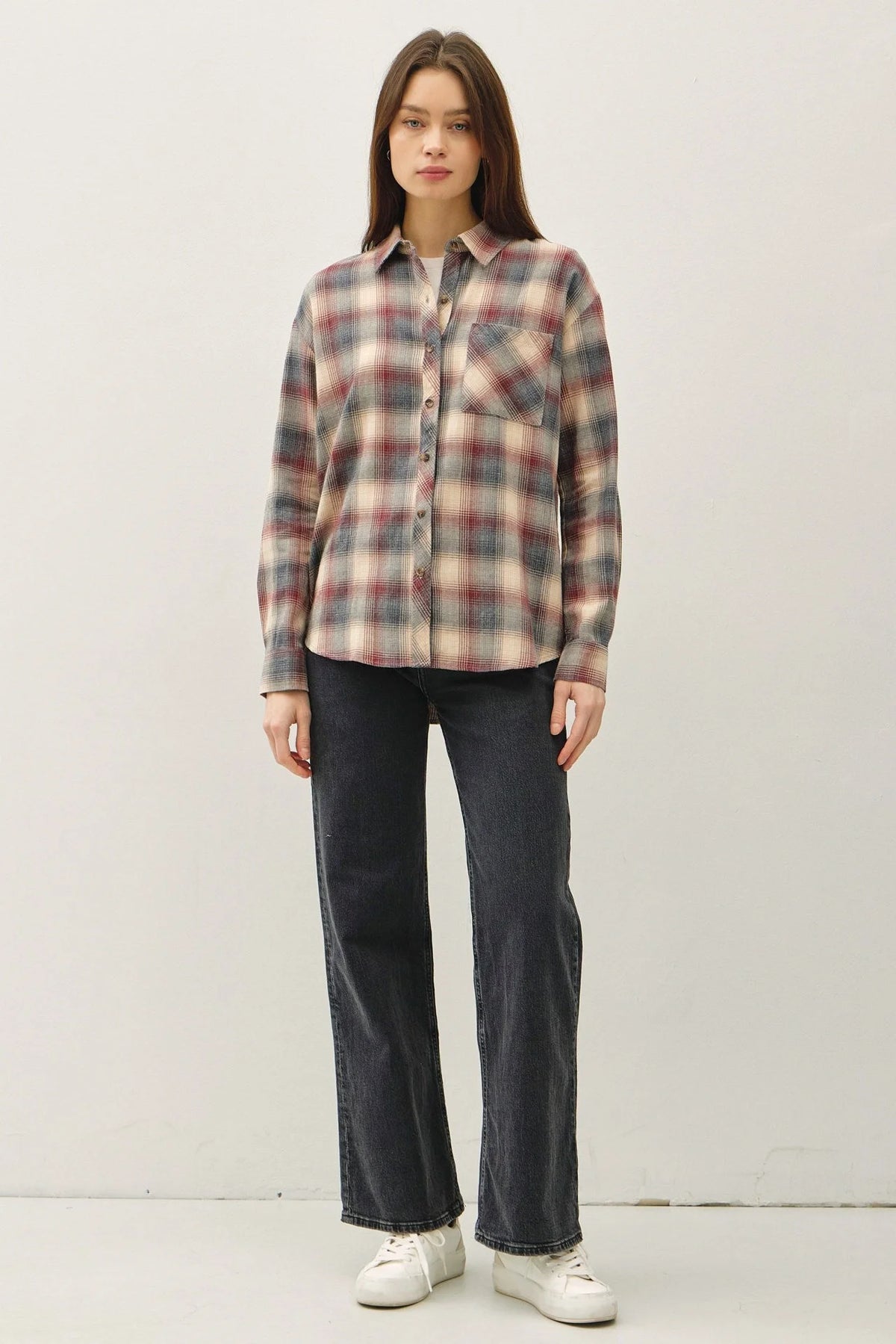 Women’s long-sleeved classic cotton plaid shirt with collar and chest pocket