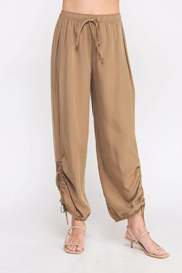 Women’s tan adjustable scrunch jogger cargo pants with ruched ankles